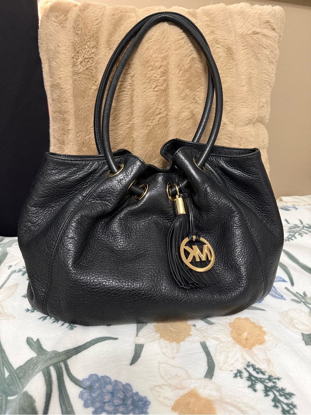 Michael Kors Camden Large Drawstring Cinch Hobo Tote in Black Pebbled Leather - Picture 2 of 5